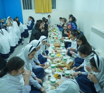 مراسم افطاری در مدرسه سلاله جوان